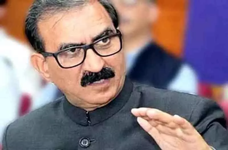 मुख्यमंत्री सुखविंदर सिंह सुक्खू ने कहा कि राज्य सरकार ने वन संरक्षण अधिनियम-2023 में हाल ही में किए गए संशोधनों को प्रभावी तरीके से लागू करने को मंजूरी दे दी है। इससे प्रदेश में ईको-टूरिज्म गतिविधियों को बल मिलेगा। उन्होंने कहा कि वर्ष 2017 में बनाई गई ईको-टूरिज्म नीति को इन लक्ष्यों के साथ संरेखित करने के लिए संशोधित किया गया है। उन्होंने कहा कि यह संशोधित नीति समुदाय आधारित पारिस्थितिकी पर्यटन मॉडलों को प्रोत्साहित करती है। यह ईको-टूरिज्म से संबंधित विभिन्न गतिविधियों को प्रोत्साहन प्रदान करने के साथ-साथ स्थानीय लोगों के लिए रोजगार के नए अवसर सृजित कर उनकी आर्थिकी मजबूत होगी है। सुखविंदर सिंह सुक्खू ने कहा कि प्रदेश सरकार राज्य में निरंतर विकास सुनिश्चित करने के लिए ईको-टूरिज्म गतिविधियों को एकीकृत कर रही है, ताकि पर्यटकों को किसी तरह की असुविधा का सामना न करने पड़े। उन्होंने कहा कि सरकार द्वारा पर्यटन क्षेत्र में शुरू की गई योजनाओं के क्रियान्वयन के लिए एक नया तंत्र विकसित किया जा रहा है, जिससे ईको-टूरिज्म प्रबंधन के लिए एक सुव्यवस्थित दृष्टिकोण सुनिश्चित होगा। उन्होंने कहा कि पर्यटन प्रदेश की अर्थव्यवस्था का मुख्य आधार है और राज्य सरकार पर्यावरण संरक्षण और संवर्धन को बढ़ावा देने के लिए प्रतिबद्धता से कार्य कर रही है। मुख्यमंत्री ने कहा कि राज्य के मनभावन पर्यटन स्थलों, नदियों और कई ट्रैकिंग स्थलों को देखने के लिए प्रदेश में हर वर्ष दो करोड़ से भी अधिक पर्यटक आते हैं। इससे प्रदेश में पर्यटन को बढ़ावा मिल रहा है। उन्होंने कहा कि पर्यावरण अनुकूल राज्य होने के कारण पर्यटन की दिशा में सतत विकास और पर्यावरण संरक्षण भी सुनिश्चित किया जा रहा है। कुछ पर्यटकों को समृद्ध जैव सांस्कृतिक विविधता का अनुभव करने का अवसर नहीं मिल पाता हैं, इसलिए राज्य सरकार इन बाधाओं को दूर करने के लिए सक्रिय रूप से कार्य कर रही है। मुख्यमंत्री ने कहा कि राज्य में प्रस्तावित ईको टूरिज्म में ट्रैकिंग, कैंपिंग, बर्ड वॉचिंग और साहसिक खेल शामिल हैं। पर्यटकों की प्राथमिकता और सुरक्षा को ध्यान में रखते हुए नए ईको-टूरिज्म स्थल और ट्रैकिंग मार्गों को मंजूरी दी जा रही है। उन्होंने कहा कि इन पहलों का मुख्य उद्देश्य वन संसाधनों का संरक्षण करके राज्य की अर्थव्यवस्था को बढ़ावा देना तथा स्थानीय लोगों के लिए रोजगार के नए अवसर सृजित करना और पर्यावरण अनुकूल पर्यटन को प्रोत्साहित करना है। राज्य सरकार के प्रयास मुख्यमंत्री सुखविंदर सिंह सुक्खू ने कहा कि राज्य सरकार प्रदेश में ईको टूरिज्म को बढ़ावा देने के लिए हरसंभव प्रयास कर रही है। प्रदेश सरकार का मुख्य उद्देश्य पर्यटकों को राज्य के नैसर्गिक सौंदर्य और अनछुए पर्यटन गंतव्य का अनुभव प्रदान करना और प्राकृतिक संसाधनों का संरक्षण सुनिश्चित करना है। उन्होंने कहा कि इस पहल में स्थानीय समुदाय को भी शामिल किया जाएगा, जिससे आजीविका के अवसर सृजित होंगे और पारिस्थितिकी तंत्र के संरक्षण और संवर्धन के बारे में जागरूकता बढ़ेगी।